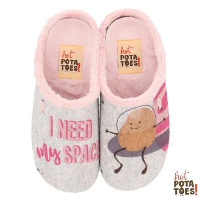 Chinelos cinzentos e rosa com ilustração de batata e texto I NEED MY SPACE