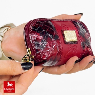 Carteira pequena vermelha em couro verniz com padrão de pele de crocodilo e detalhe dourado