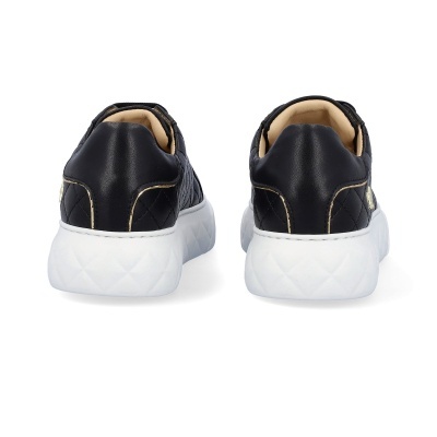 Par de sapatilhas desportivas pretas com sola branca vista traseira