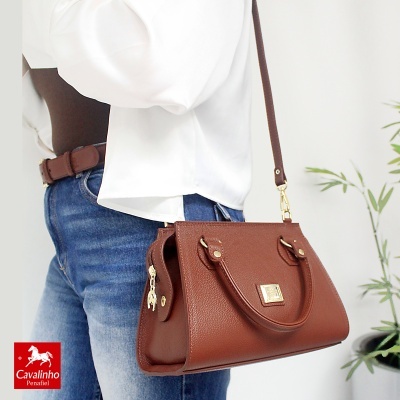 Mala castanha em pele Cavalinho Penafiel com fecho dourado e alça comprida