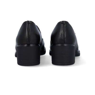 Sapatos pretos femininos com salto médio quadrado vistos de trás