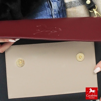 Carteira bordeaux e bege com relevo de cavalo e fechos dourados