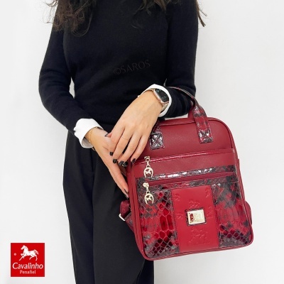 Mala de mão vermelha com padrão de pele de cobra, fechos dourados e logo Cavalinho.