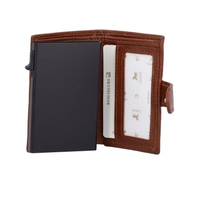 Carteira de pele castanha com placa preta e cartão RFID