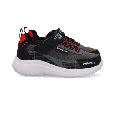 Tênis desportivo pretos com detalhes vermelhos e cinzentos e sola branca