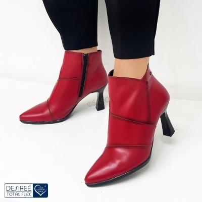 Botins femininos vermelhos de pele com tacão preto