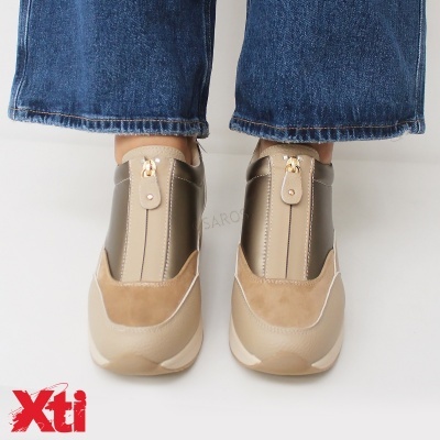 Sapatilhas bege e castanho com fecho dourado no centro