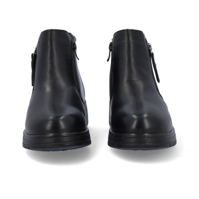 Botas pretas em pele com fecho lateral e sola preta