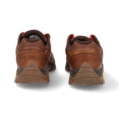 Sapatilhas castanhas em couro e tecido, vistas de trás.