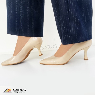 Sapatos de salto médio beje com bico fino e calças azul escuro