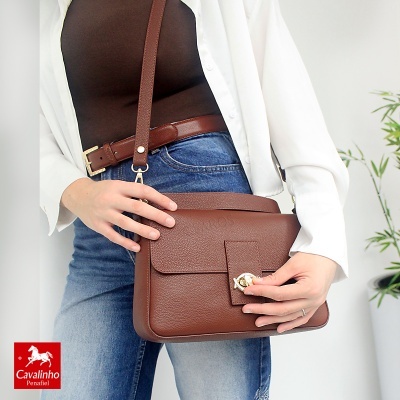 Mala de tiracolo em pele marrom com fecho dourado