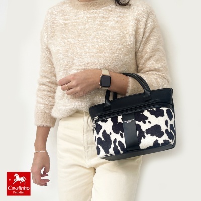 Mala de mão padrão pele de vaca preta e branca com detalhes pretos