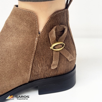 Bota de senhora em camurça bege e castanha com detalhes em fita e fivela dourada