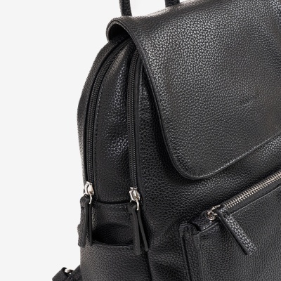 Mochila preta de couro com bolsos e fechos prateados