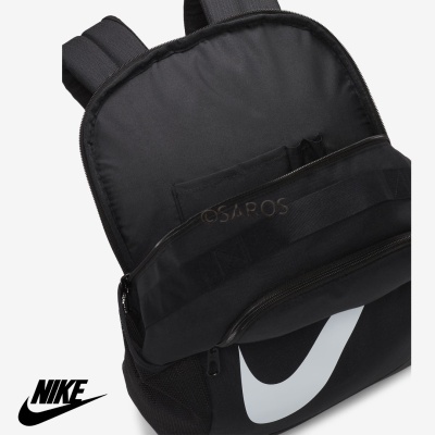 mochila preta Nike com logo branco e bolsos com fecho