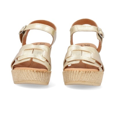 Sandálias douradas de cunha com tiras cruzadas e sola de cortiça