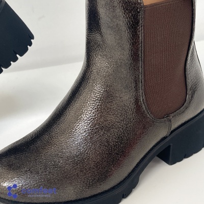 Bota Chelsea castanha metalizada em pele sintética com elástico e sola preta