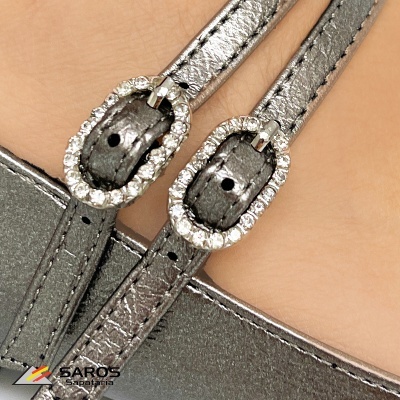 Close-up de fivelas metálicas prateadas com pedras brilhantes em tiras prateadas