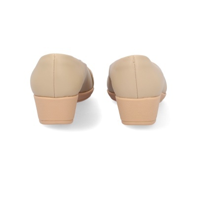 Sapatos bege de salto baixo vistos de trás em fundo branco