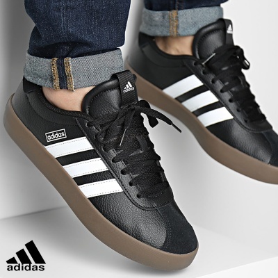 Ténis Adidas pretos com riscas brancas e sola castanha