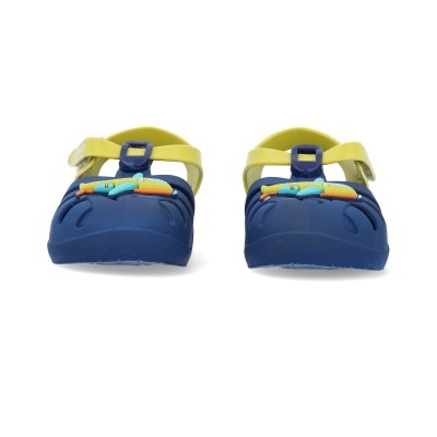 Sandálias infantis azuis e amarelas em material plástico com fecho ajustável.