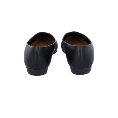 Sapatos baixos pretos vistos de trás