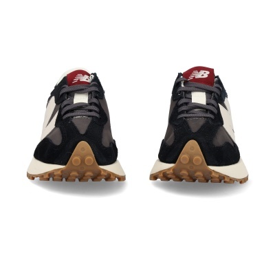 Par de sapatos desportivos New Balance com sola castanha e logótipo NB vermelho.