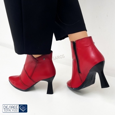 Botins vermelhos em couro com salto alto preto e fecho, em fundo branco.