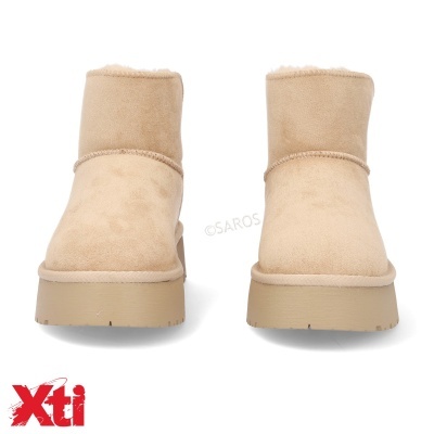 Botas curtas bege em camurça com forro peludo e sola plana