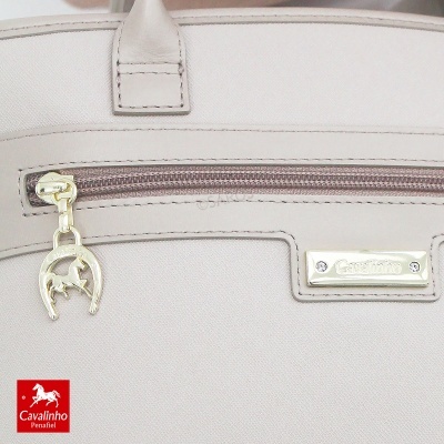 Mala de couro branca com pormenores metálicos dourados e placa metálica da marca Cavalinho