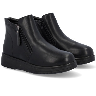 Botins pretos de pele sintética com fecho lateral e sola preta