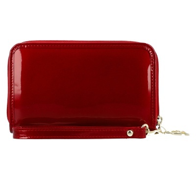Carteira vermelha de material verniz brilhante com fecho e pega lateral