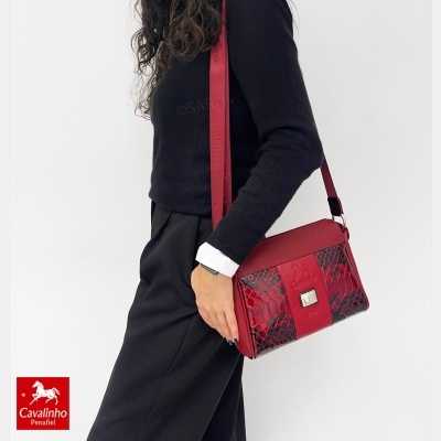 Mala de ombro vermelha Cavalinho com padrão pele de cobra usada