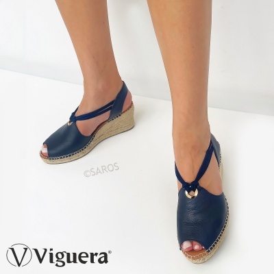 Sandálias azul-marinho de cunha com detalhe metálico e sola de ráfia