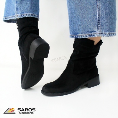 Botas pretas em camurça com salto baixo e zip lateral