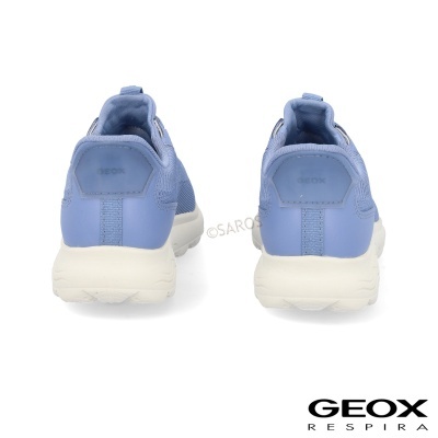 Ténis desportivos azuis Geox com sola branca vistos por trás