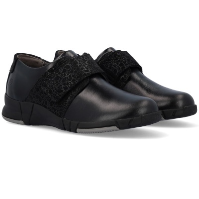 Sapatos pretos de senhora em pele com velcro preto texturado