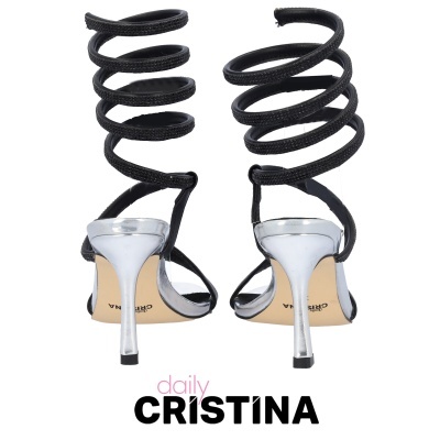 Sandálias femininas de salto fino prateado com tiras pretas espiraladas