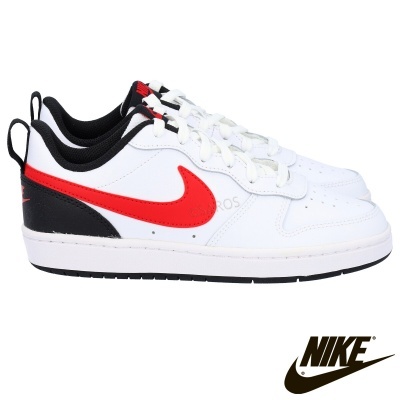 Ténis Nike brancos com detalhes vermelhos e pretos em fundo branco