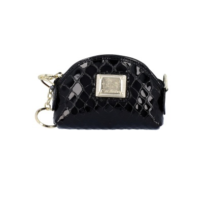 Carteira preta pequena com fecho e placa metálica dourada