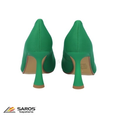 Sapatos de salto alto verdes vistos de trás