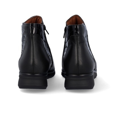 Botas pretas femininas com textura imitação pele de crocodilo e couro liso