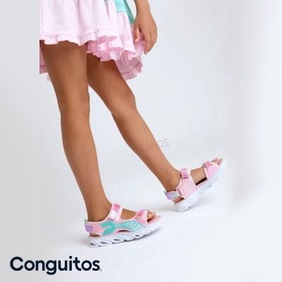 Sandálias infantis rosa com sola branca em fundo branco