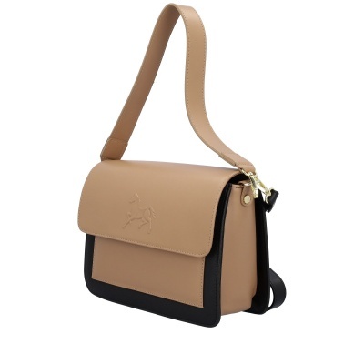 Bolsa de ombro bege e preta com aba e detalhe de cavalo em relevo