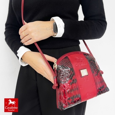 Mala vermelha estampada com padrão pele de cobra e logotipo Cavalinho Penafiel