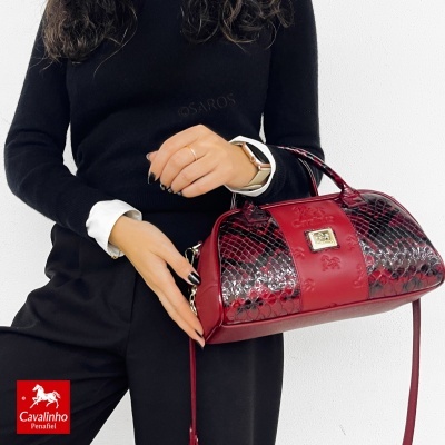 Mala de mão Cavalinho Penafiel bordeaux em pele com padrão croco e detalhes em relevo