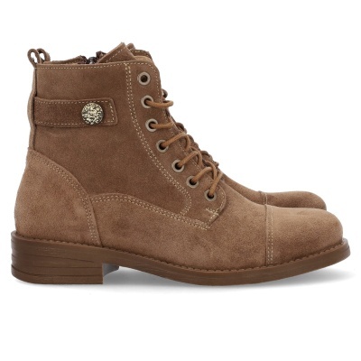 Bota castanha de camurça com atacadores e botão decorativo