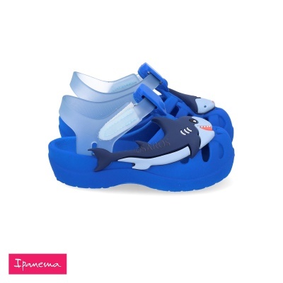 Sandálias de criança azuis com tubarão em material de borracha.