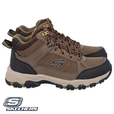 Sapatilhas Skechers castanhas e pretas com sola antiderrapante e etiqueta waterproof