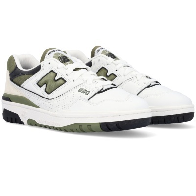 Sapatilhas New Balance 550 brancas com detalhes verdes e pretos